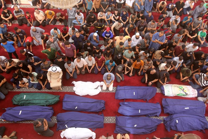 Palestinci so se zbrali v mošeji in molili nad trupli ubitih v izraelskih napadih na palestinsko mesto Rafah.