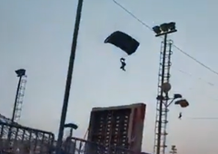 Srhljiv posnetek začetka Hamasovega napada: spustili so se na motoriziranih jadralnih padalih