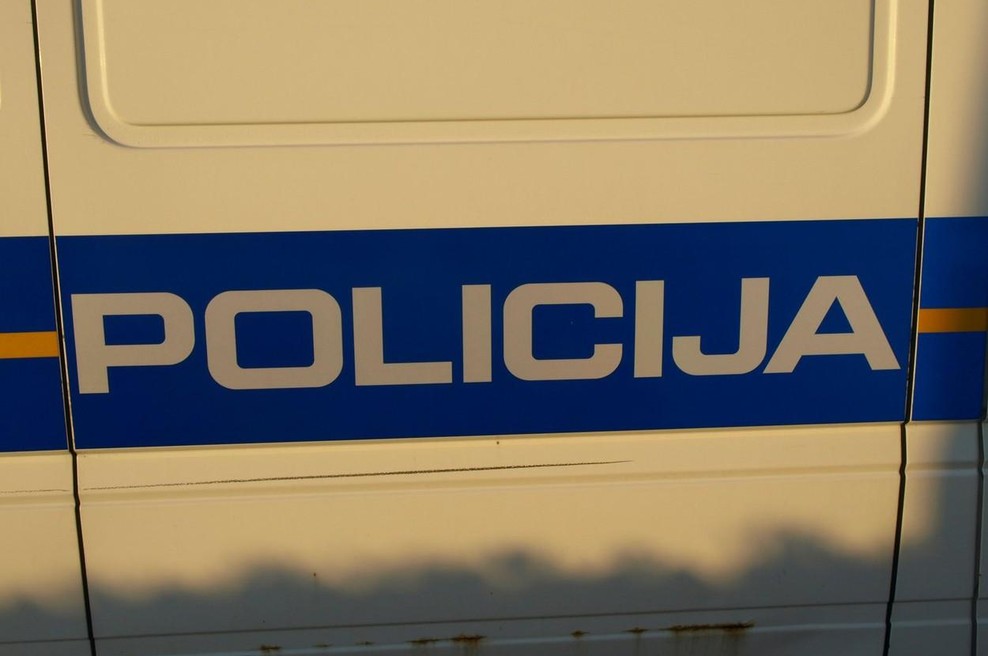 Grozljivo: nekdo je porinil otroka na cesto pod prehiter avto, deklica se zdravi v bolnišnici (foto: profimedia)
