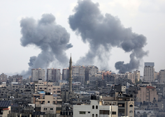 Izrael nadaljuje napade na Gazo, Hamas odgovarja, da bo začel pobijati talce (oglasil se je tudi UNICEF)