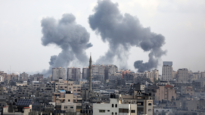 Izrael nadaljuje napade na Gazo, Hamas odgovarja, da bo začel pobijati talce (oglasil se je tudi UNICEF) (foto: Profimedia)