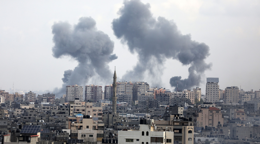 Izrael nadaljuje napade na Gazo, Hamas odgovarja, da bo začel pobijati talce (oglasil se je tudi UNICEF) (foto: Profimedia)