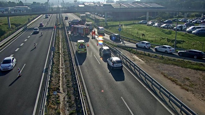 Zaprta hitra cesta: do hude nesreče naj bi prišlo zaradi vožnje v napačno smer (foto: Promet.si)
