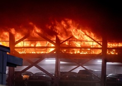Nočna drama v Kranju: ogenj zajel zapuščen objekt, evakuirali devet oseb
