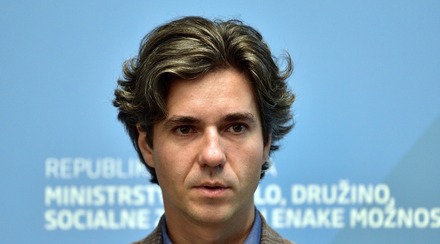 Mesec pojasnjuje vladni ukrep, ki bo ogrozil najrevnejše (foto: Igor Kupljenik/Bobo)