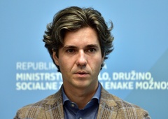 Mesec pojasnjuje vladni ukrep, ki bo ogrozil najrevnejše