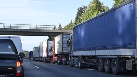Razmere na cestah: v to smer na avtocesti vse stoji, zamuda tudi do 40 minut