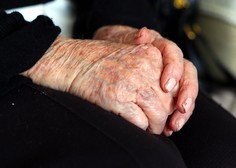 Znane nove podrobnosti nasilja v domu za starejše: svoje nasilne podvige predvajala na družbenem omrežju