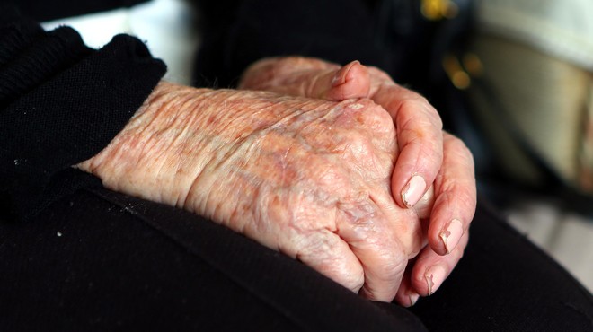 Znane nove podrobnosti nasilja v domu za starejše: svoje nasilne podvige predvajala na družbenem omrežju (foto: Profimedia)