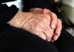 Znane nove podrobnosti nasilja v domu za starejše: svoje nasilne podvige predvajala na družbenem omrežju