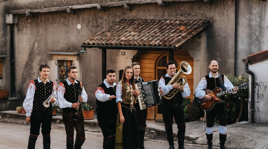 Po mega hitu Ena bolha za pomoč ima Ansambel Saša Avsenika novega aduta (VIDEO) (foto: Žan Zajc, Innea studio)