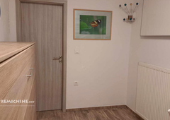 "Ne zamudite priložnosti": sobica brez kuhinje, v kateri se komaj obrnete, pa cena? 500 evrov na mesec