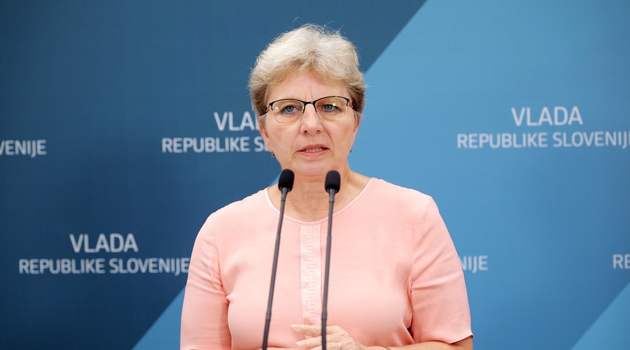 Irena Šinko ni več ministrica za kmetijstvo: "Ni udarila po mizi, kot bi morala" (foto: STA)