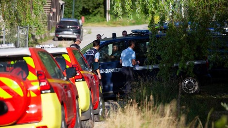 Moški vkorakal v šolo in do smrti zabodel učitelja