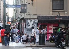 Mesto poka po šivih: za rešitev zdaj beguncem ponujajo brezplačne enosmerne letalske vozovnice