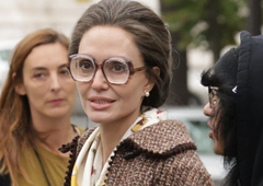 Angelina Jolie v vlogi legendarne pevke: njena filmska garderoba bo nekaj posebnega