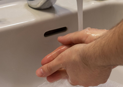Z umivanjem rok preprečimo širjenje nalezljivih bolezni: kdaj in kako jih pravilno umiti?