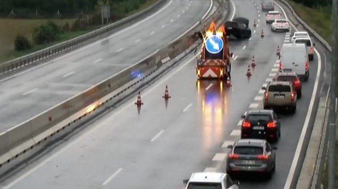 Ko sekunde štejejo, se intervencijska vozila komaj prebijajo skozi avtocesto: kako bodo pristojni rešili to težavo? (foto: Facebook/Promet.si)