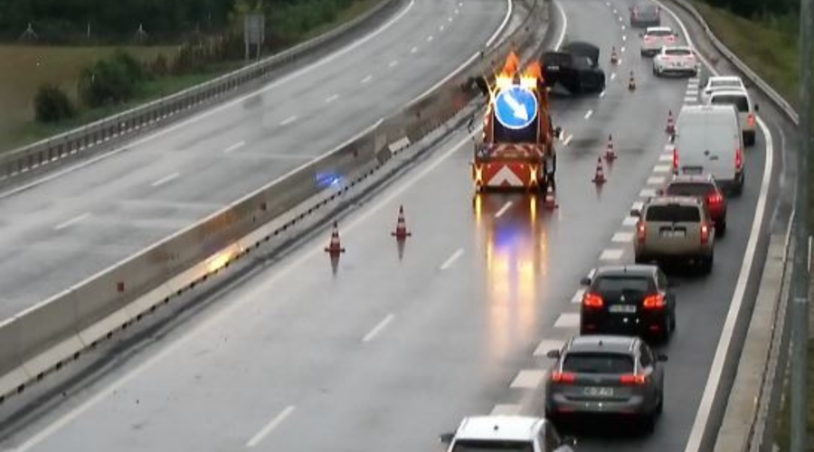 Ko sekunde štejejo, se intervencijska vozila komaj prebijajo skozi avtocesto: kako bodo pristojni rešili to težavo? (foto: Facebook/Promet.si)