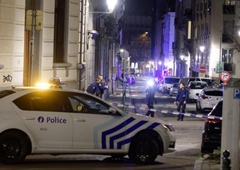 Strelski napad v središču Bruslja: umrli dve osebi, osumljenec na begu