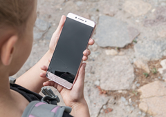 Skrb vzbujajoča pretirana uporaba zaslonov: kako pametne naprave vplivajo na vid naših otrok?