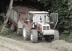 Huda delovna nesreča na Dolenjskem: moški, ki ga je traktor stisnil ob drevo, podlegel poškodbam
