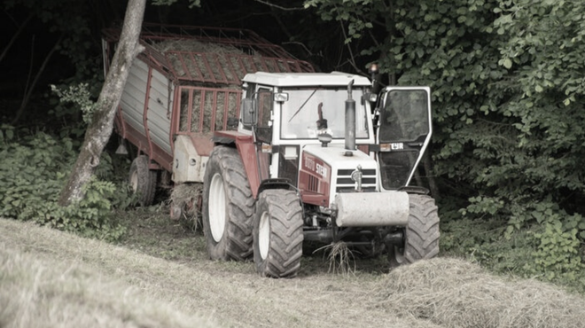 Huda delovna nesreča na Dolenjskem: moški, ki ga je traktor stisnil ob drevo, podlegel poškodbam (foto: Profimedia)