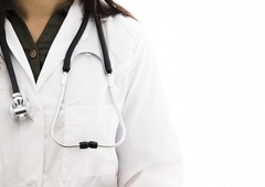 Preprodajalka v beli halji: zdravnica brezsramno preprodajala narkotike in denar tlačila v žep