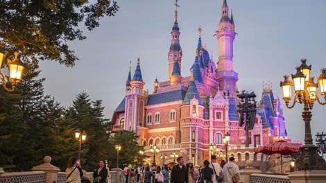Kjer se sanje uresničijo: evropski poslanci namesto na plenarno zasedanje v Disneyland