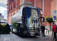 Kaj na Prešernovem trgu počne črn avtobus? (Odgovor vas bo presenetil)