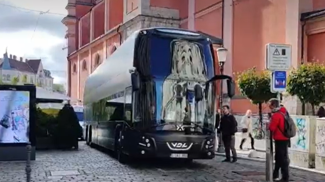Kaj na Prešernovem trgu počne črn avtobus? (Odgovor vas bo presenetil) (foto: N1)
