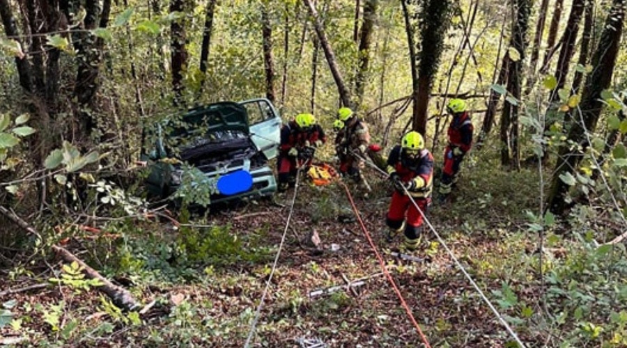 Prometna nesreča s smrtnim izidom: 83-letnik umrl po prevračanju po brežini (foto: Facebook/PGD Idrija)