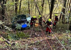 Prometna nesreča s smrtnim izidom: 83-letnik umrl po prevračanju po brežini