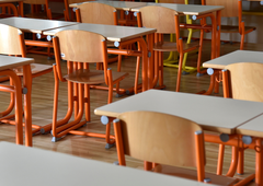 Nasilje na kranjski osnovni šoli: učitelj prijel učenca za vrat, ga potisnil od sebe in trikrat zbodel s svinčnikom