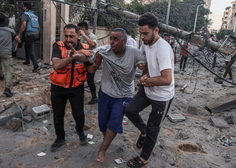 Vse več smrtnih žrtev v Gazi: ubitih na tisoče ljudi, Izraelci hudo poškodovali tudi šolo Združenih narodov