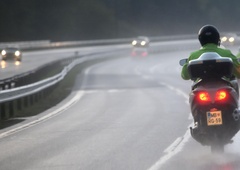 Bizaren dogodek v Radencih: v motorista vrgel kladivo, nato nanj še z izvijačem