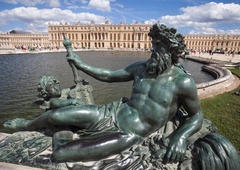 Podtaknjena bomba? Versajsko palačo evakuirali in zaprli