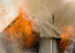 Drama v Pernovem: ognjeni zublji zajeli stanovanjsko hišo, poškodovana dva gasilca