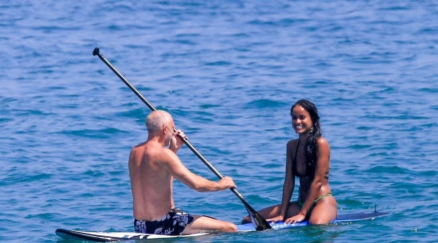 Slavni igralec iz ene zveze v drugo, 29 let mlajša izbranka pa izgleda identično kot njegova bivša žena! (foto: Profimedia)