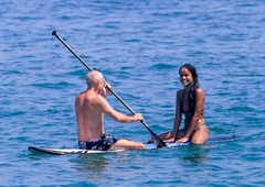 Slavni igralec iz ene zveze v drugo, 29 let mlajša izbranka pa izgleda identično kot njegova bivša žena!