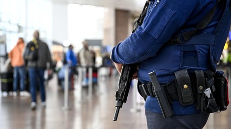 Napadalca iz Bruslja pokončali policisti (poškodbam je podlegel v bolnišnici)