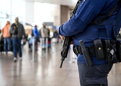 Napadalca iz Bruslja pokončali policisti (poškodbam je podlegel v bolnišnici)