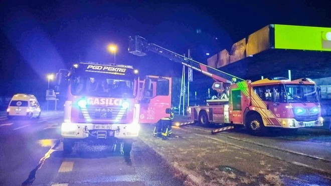 Velik požar v mariborskem trgovskem centru (gorelo je osem vozil) (foto: Facebook/PGD Pekre)