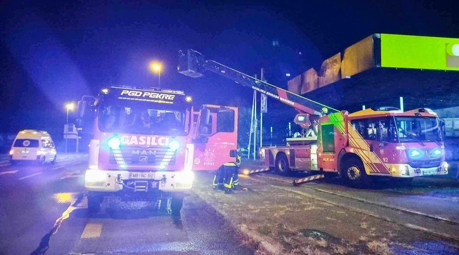 Velik požar v mariborskem trgovskem centru (gorelo je osem vozil) (foto: Facebook/PGD Pekre)