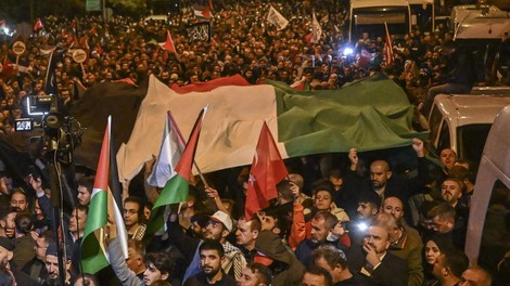 Po smrtonosnem napadu na Gazo v več državah izbruhnili protesti (FOTO)