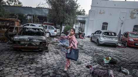 Kdo je odgovoren za brutalen napad na bolnišnico? Izrael se brani hudih obtožb: “Kriv je Hamas!”