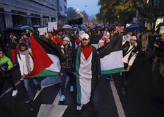 Na Trgu republike zavihrale palestinske zastave, slišijo se vzkliki "svoboda Palestini"