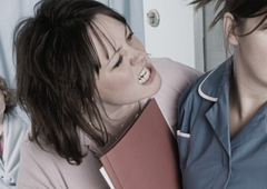 Nasilje na oddelku za pediatrično nujno medicinsko pomoč: starša zdravniku grozila, da ga bosta ubila