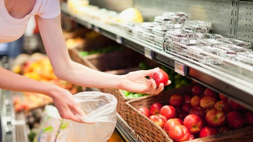 Nalepke na jabolkah: nutricionist pravi, kaj pravzaprav pomenijo in katera jabolka je pametnejše izbrati