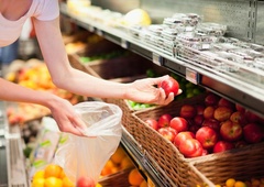 Nalepke na jabolkah: nutricionist pravi, kaj pravzaprav pomenijo in katera jabolka je pametnejše izbrati